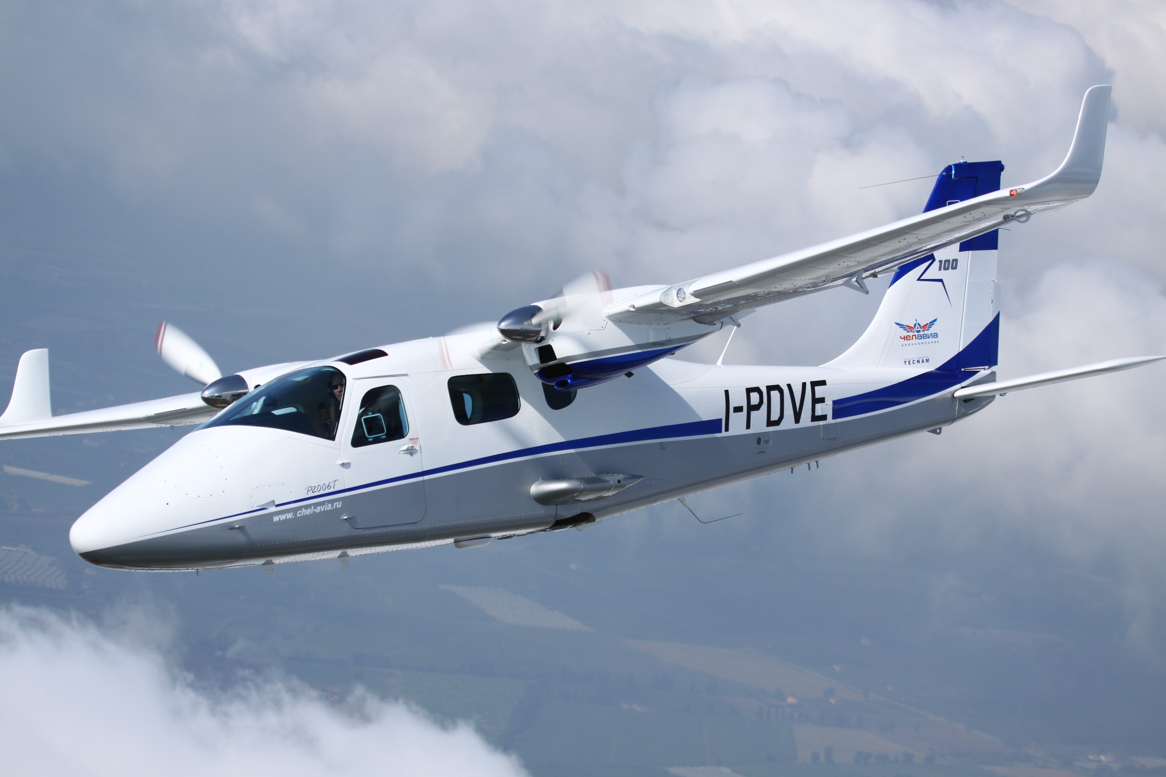 Топнлаб самолет плюс. Tecnam p2006. Самолет Tecnam p2006t. P2006 Твин. Самолет p2006t Twin.