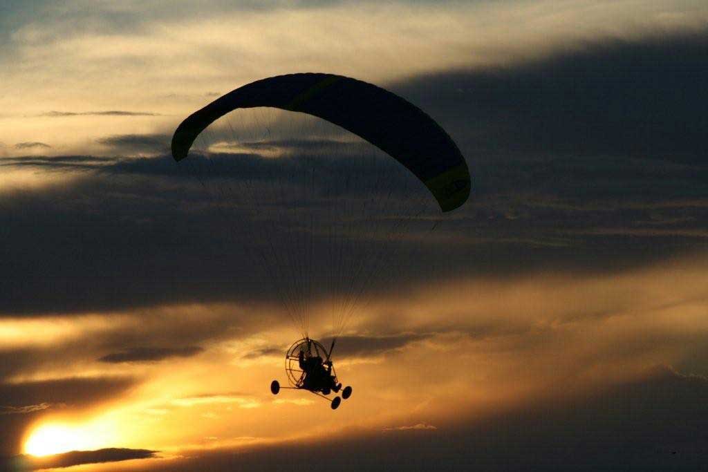Wheeled hanggliders and paramotors allowed FLYER