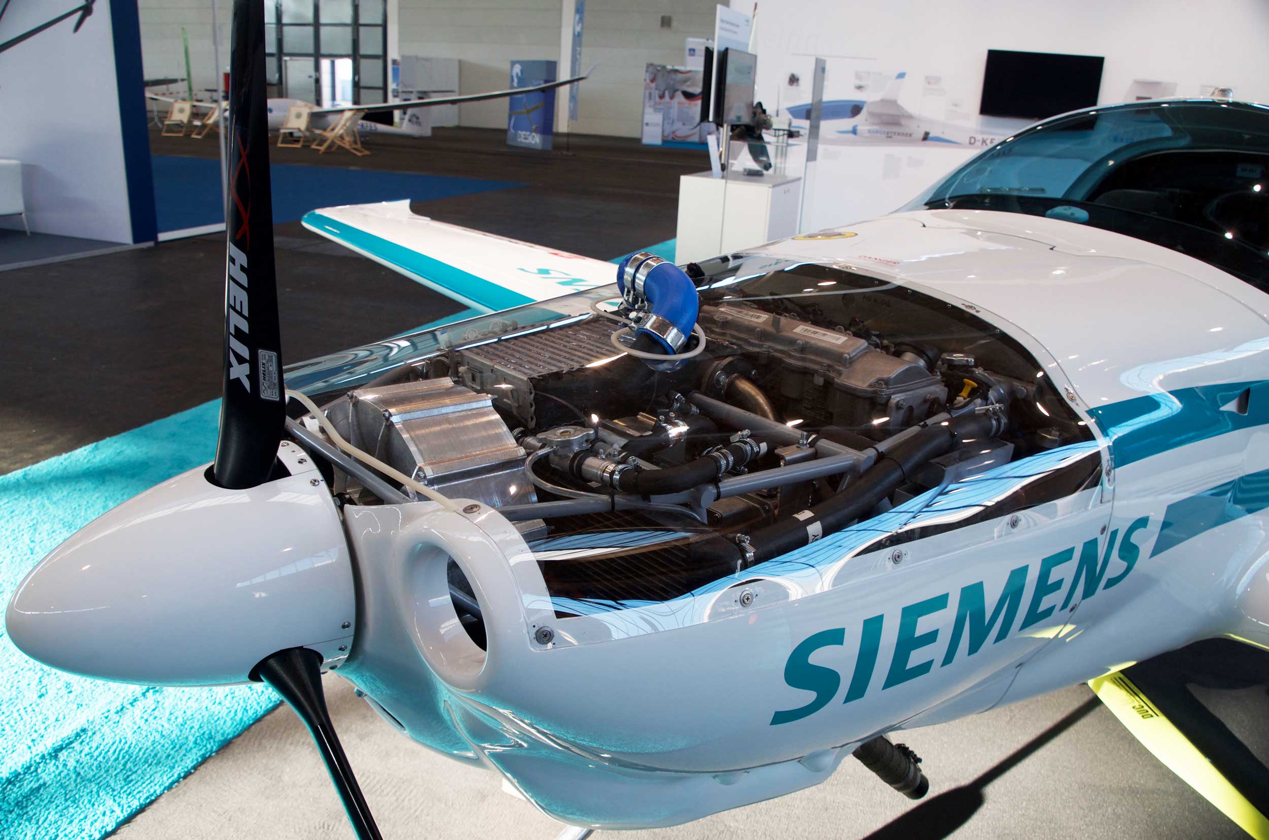 Siemens shows hybrid electric-diesel test unit - FLYER