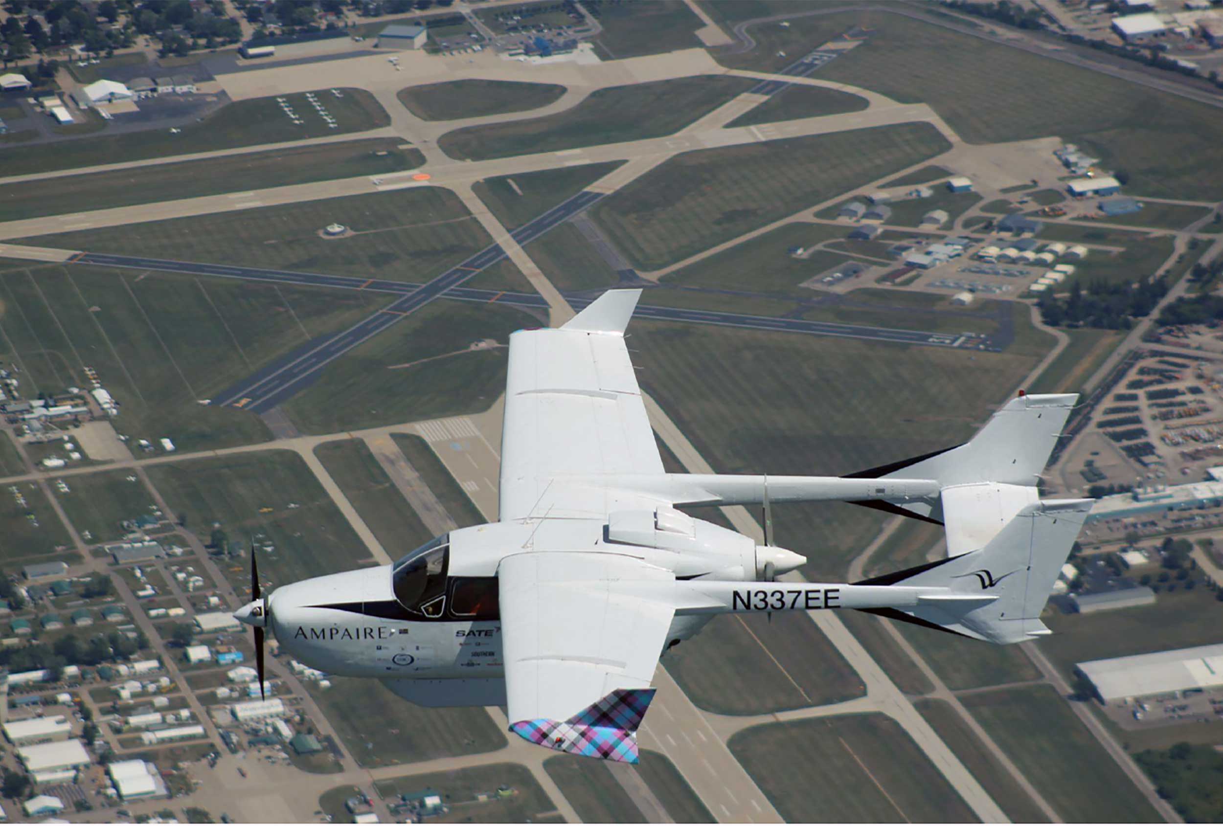 Самолет находящийся в полете преодолевает 215 метров. Гибридный самолет. Двигатель самолета. Самолеты для рекорда дальности. А-10 самолет.