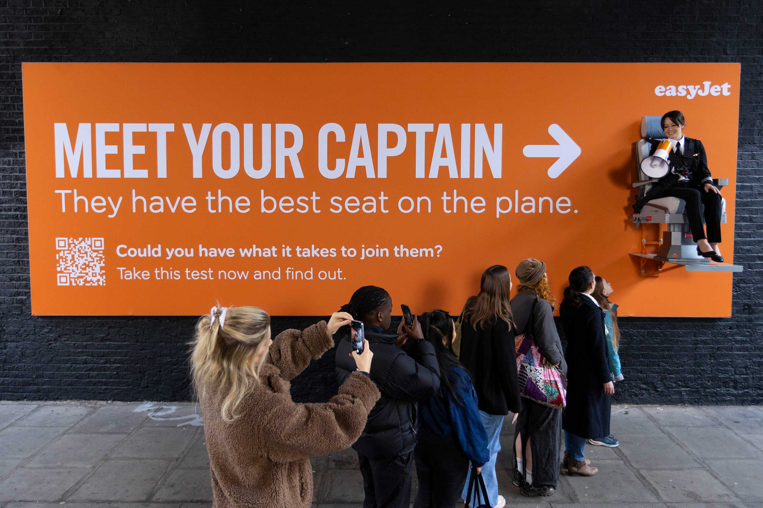 easyJet launches 2024 pilot recruitment with talking billboard : : FLYER