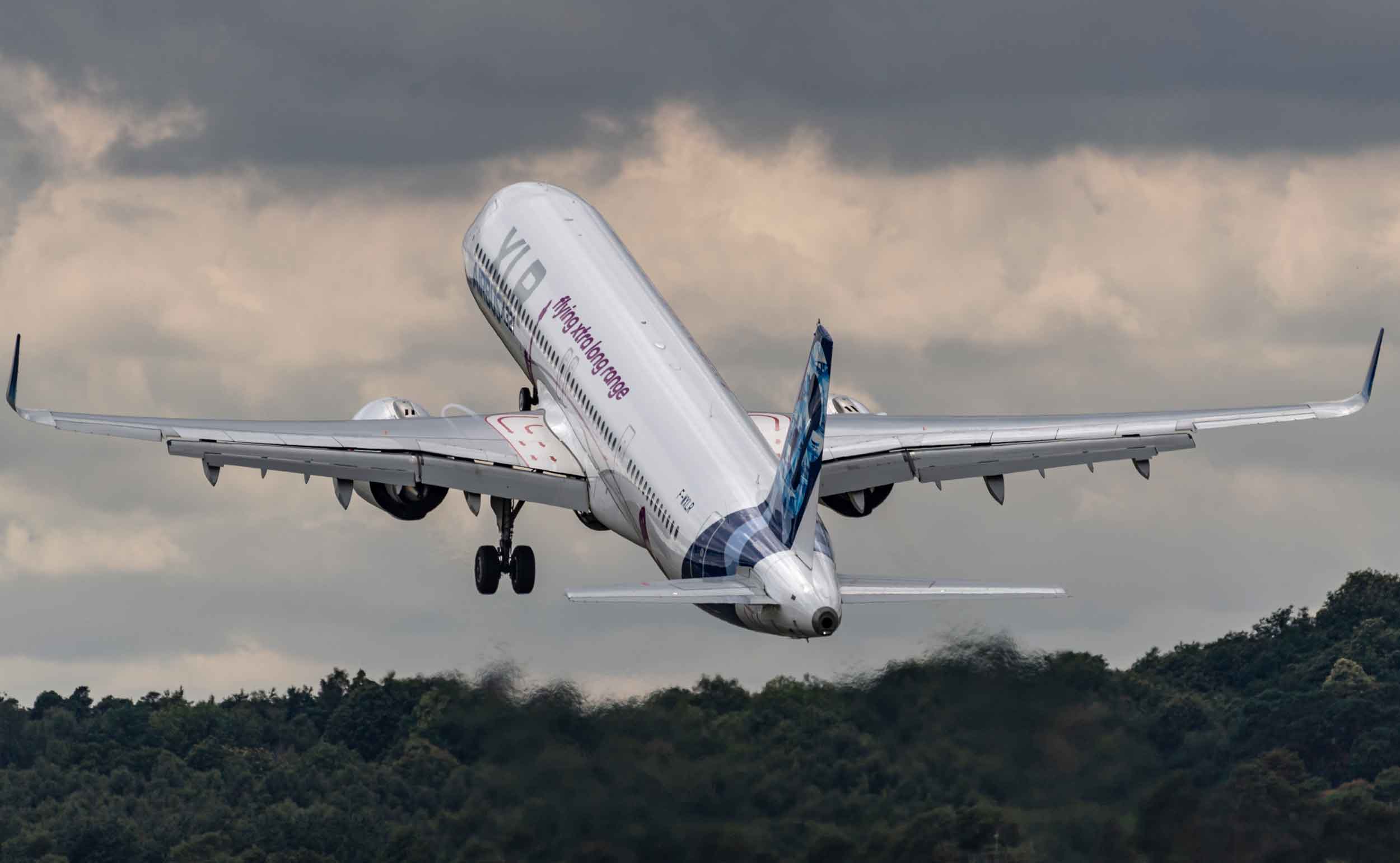 It's especially fun to see empty airliners being thrown around