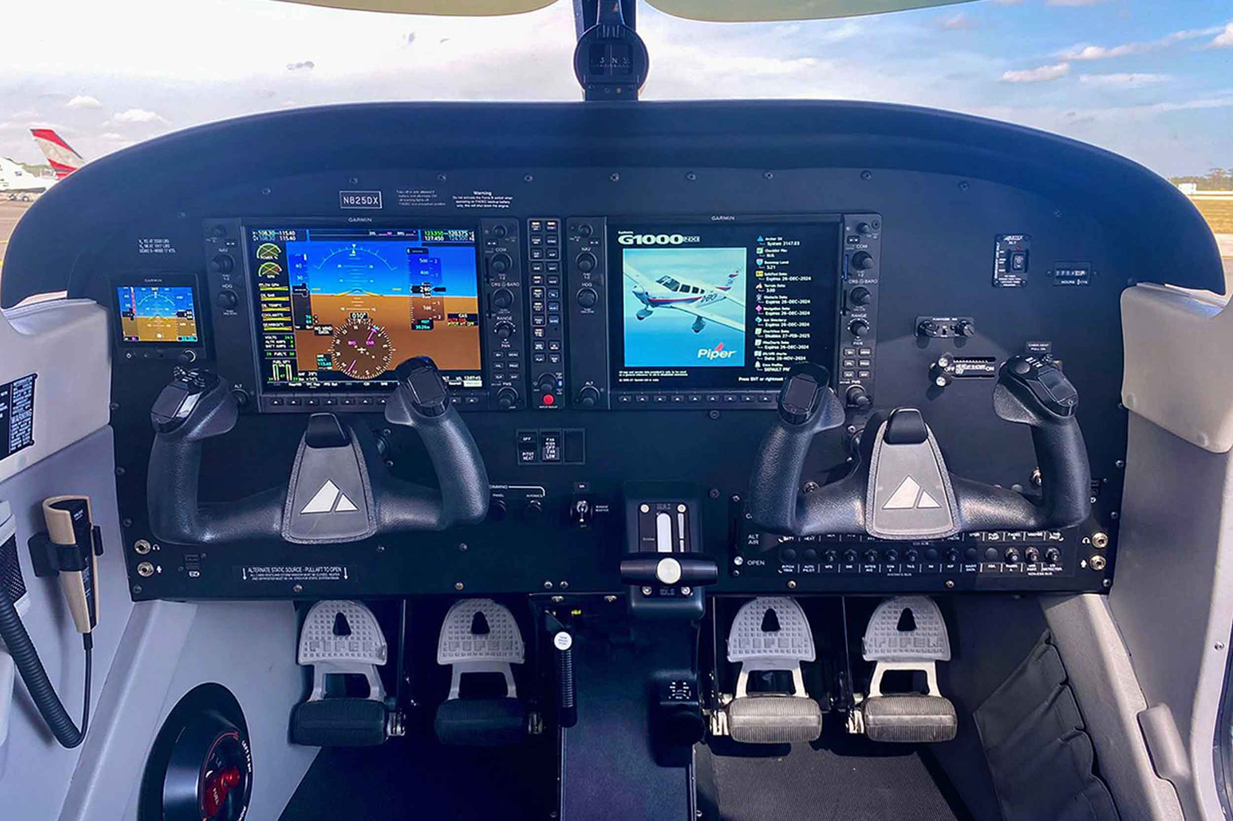 Flightdeck of the Piper Archer DX