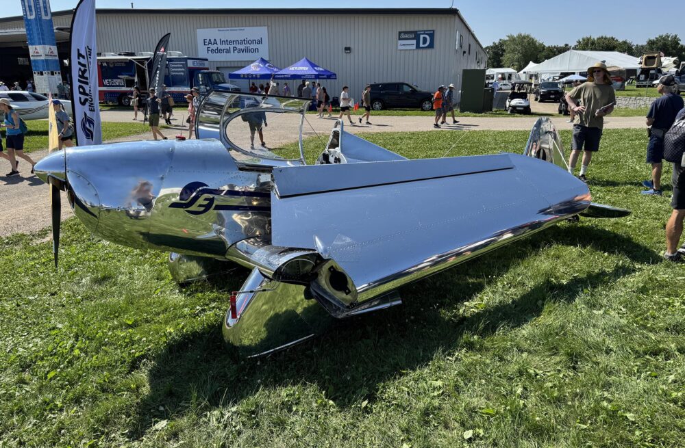 The wings on the Spirit Engineering SE-1 fold easily in minutes.
