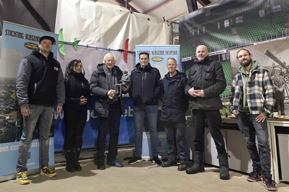 Grandson of Emile de Schepper, Emile Koopmans, came to visit the Helpman project, seen here third from left, with the volunteers